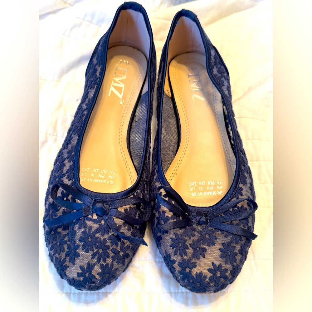 Navy Blue Flats 
Size 40 (fits like an 8.5)